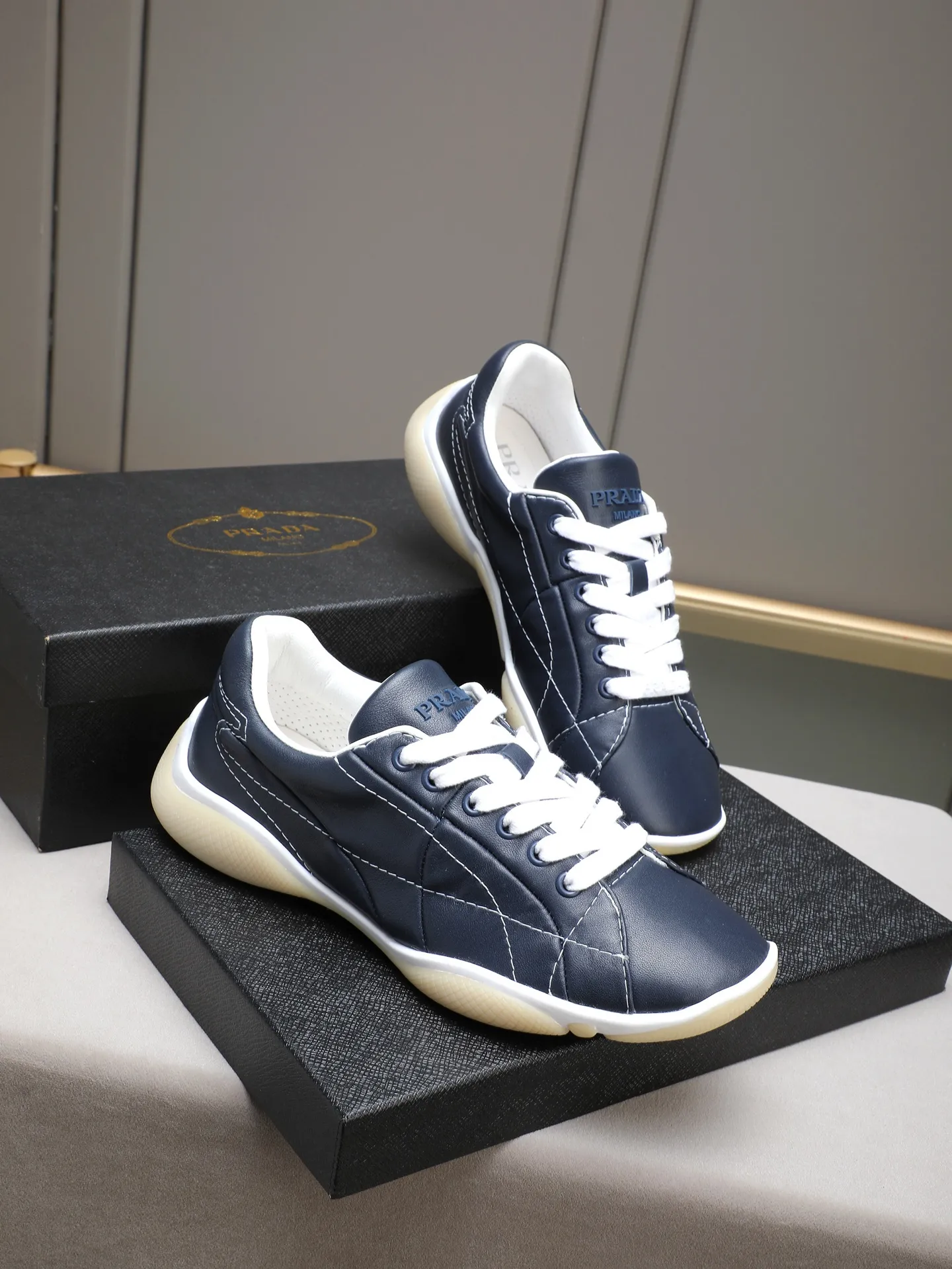 Men's Men's Shoes 💰700 Prada/Prada 1:1 men's casual shoes combine comfort with sophisticated and innovative design. The latest model features a sporty silhouette with visible topstitching that echoes the dynamic lines of the original. Inspired by driving shoes, this sneaker uses a soft and even cow upper, with a light and flexible rubber sole with a concave and convex pattern pattern, giving the sneaker a light appearance and smoothness. The upper is equipped with sports-style stitching, the tongue and laces are injection molded with Epoxy logo, sheep lining and cow foot pads, TPU ultra-light outsole, the upper foot is soft and comfortable, light and breathable! Code:38-39-40-41-42-43-44 (45 customized)
